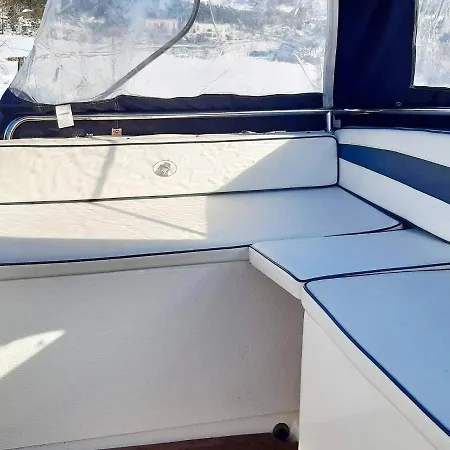 6 Person In Averoy-by Traum Stein