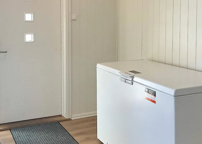 6 Person In Averoy-by Traum Stein