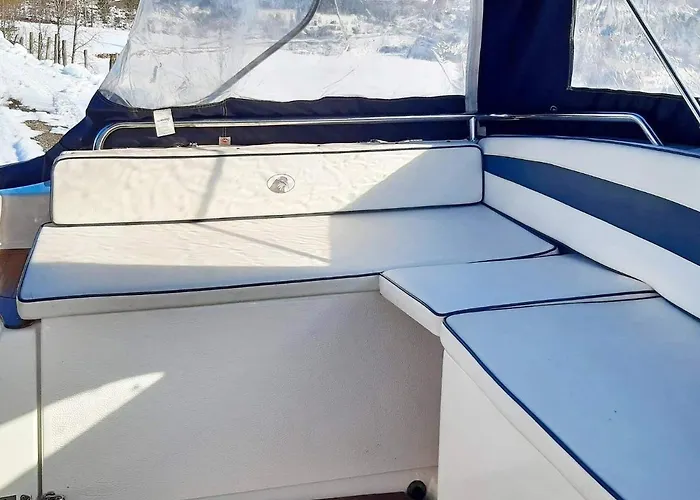 6 Person In Averoy-by Traum Stein