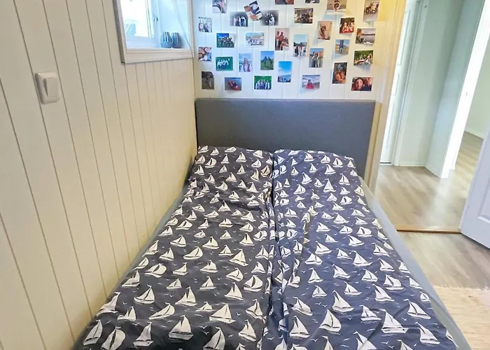 6 Person In Averoy-by Traum