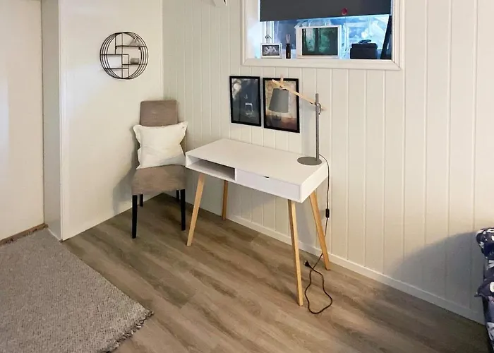 6 Person In Averoy-by Traum