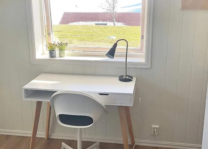 6 Person In Averoy-by Traum Stein